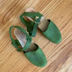 BRYR Emma Closed-Toe, Mid-Heel Clogs in Fern - 39W